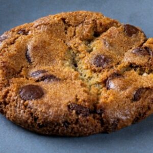 Cookie com gotas de chocolate